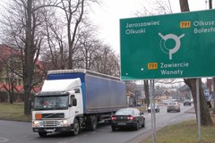 Tiry niszczą drogę w małopolskich Kluczach