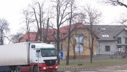 Tiry niszczą drogę w małopolskich Kluczach