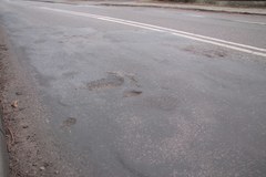 Tiry niszczą drogę w małopolskich Kluczach