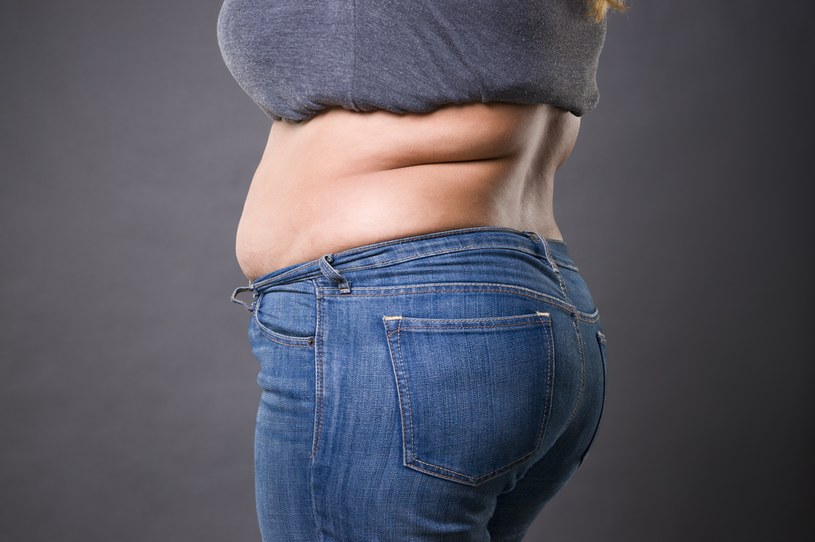 Tkanka tłuszczowa na brzuchu to zmora wielu osób /123RF/PICSEL