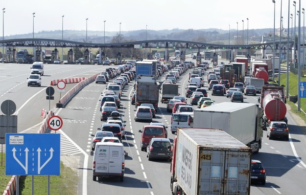 Tłok na autostradzie A4 w stronę Katowic, przed PPO w podkrakowskich Balicach /Stanisław Rozpędzik /PAP