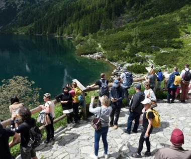 Tłok na szlaku na Morskie Oko. Kierowcy porzucają auta przy szosie 