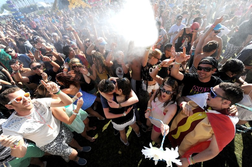 Tłum bawiący się na festiwalu Coachella. Na Statement Festival takich obrazków nie uświadczymy? /Frazer Harrison /Getty Images