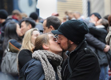 Tłum czy nie, jak człowiek ma potrzebę, to się pocałuje... /AFP