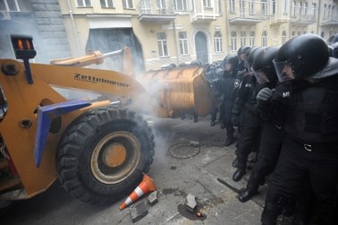 Tłum demonstrantów powalił barierki na Majdanie w Kijowie