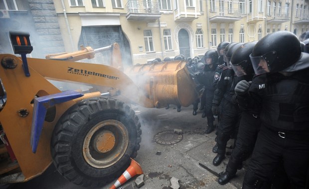 Tłum demonstrantów powalił barierki na Majdanie w Kijowie