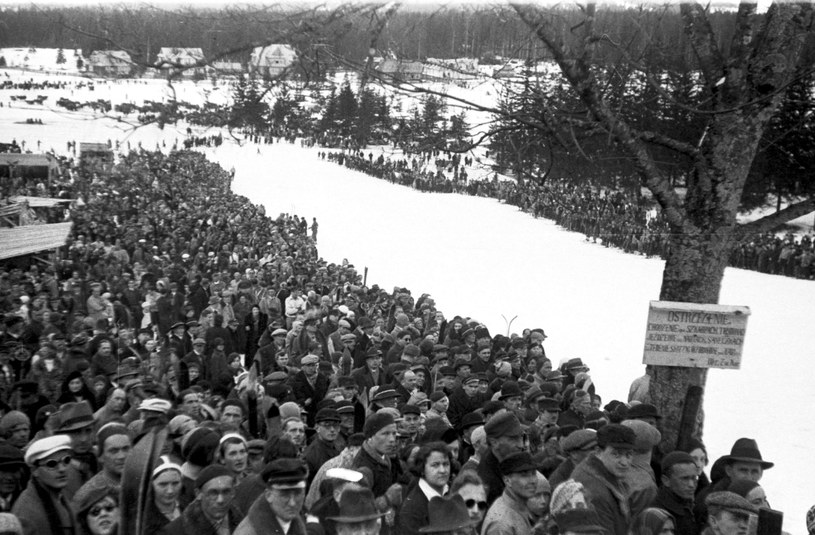 Tłum kibiców zebrany pod Wielką Skocznią na Krokwi podczas konkursu skoków narciarskich. Zdjęcie z 1935 roku /Z archiwum Narodowego Archiwum Cyfrowego