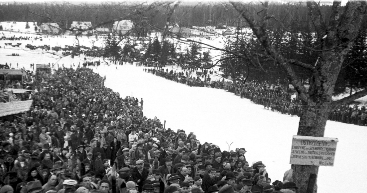 Tłum kibiców zebrany pod Wielką Skocznią na Krokwi podczas konkursu skoków narciarskich. Zdjęcie z 1935 roku /Z archiwum Narodowego Archiwum Cyfrowego