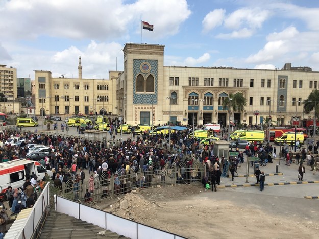 Tłum ludzi przed budynkiem dworca kolejowego w Kairze /MOHAMED HOSSAM /PAP/EPA