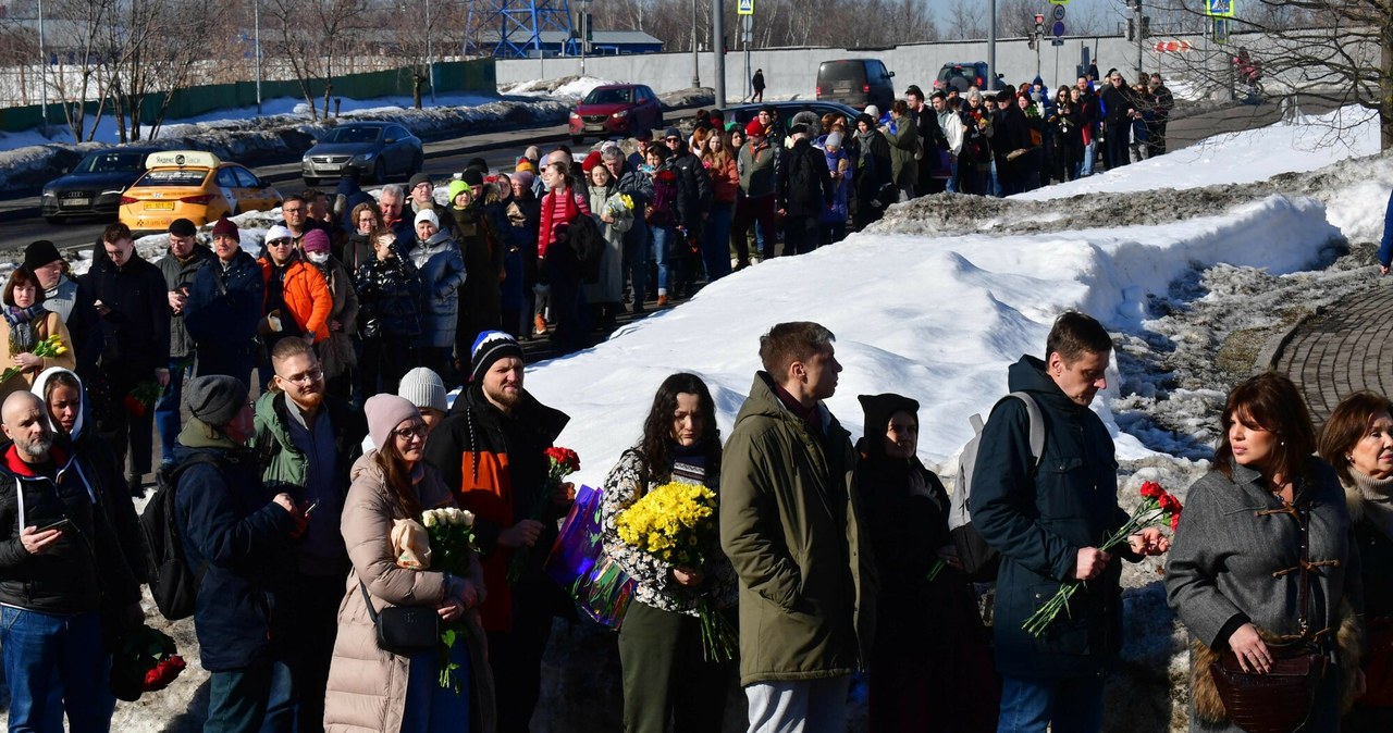 Tłum ludzi przed grobem Nawalnego