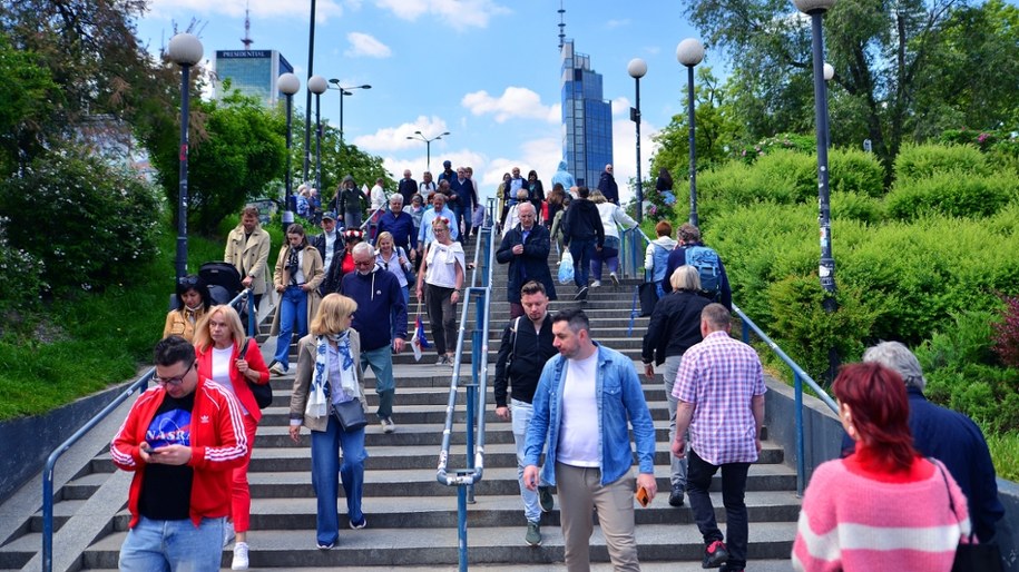 Tłum ludzi w centrum Warszawy. /Shutterstock
