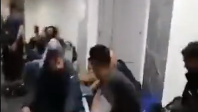 Tłum migrantów koczuje na lotnisku w Mińsku