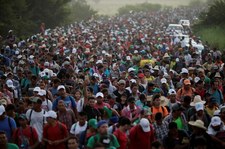 Tłum migrantów maszeruje do USA