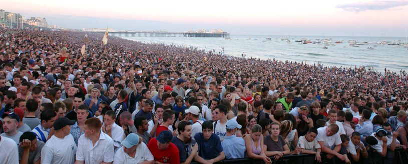 Tłum na koncercie Fatboy Slima podczas koncertu w 2002 roku w Brighton /Yui Mok - PA Images /Getty Images