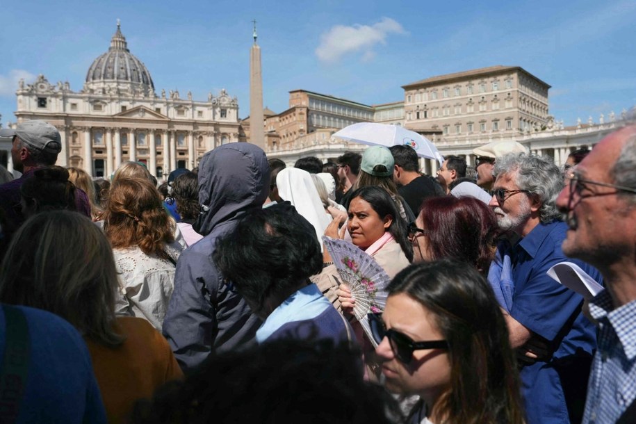 Tłum na pl. św. Piotra /DIMITAR DILKOFF/AFP/East News /East News