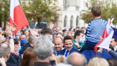 Tłum na placu Wolności, wystąpienie Trzaskowskiego zgłoszone jako briefing. Policja analizuje sprawę