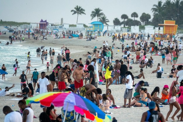 Tłum na plaży na Florydzie /CRISTOBAL HERRERA-ULASHKEVICH /PAP/EPA