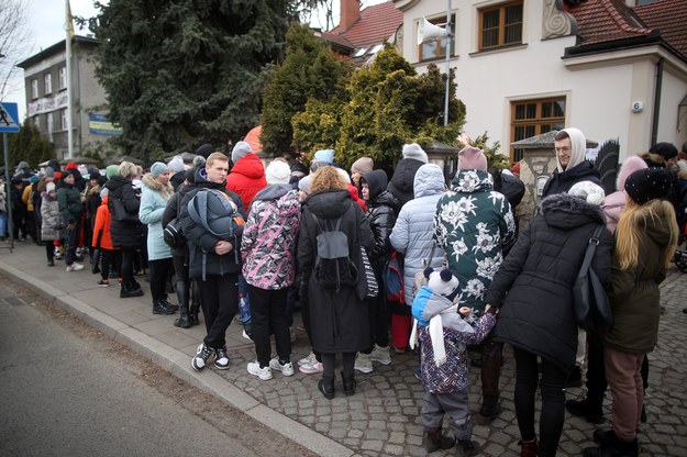 Tłum oczekujących na pomoc przed Konsulatem Generalnym Ukrainy w Krakowie /	Łukasz Gągulski /PAP