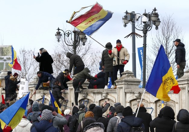 Tłum próbował wedrzeć się do budynku parlamentu /	ROBERT GHEMENT /PAP/EPA