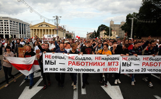 Tłum protestujących w Mińsku. "Niech żyje Białoruś! Chcemy wolnych wyborów!"