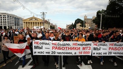Tłum protestujących w Mińsku. "Niech żyje Białoruś! Chcemy wolnych wyborów!"