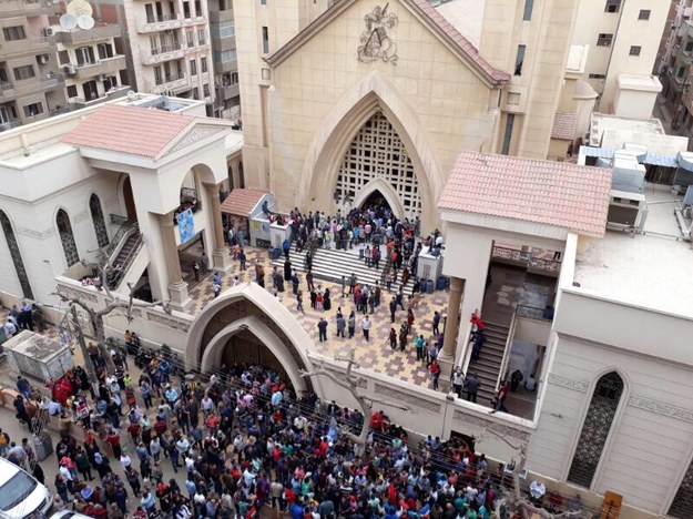 Tłum przed jednym z zaatakowanych kościołów /PAP/EPA/MOHAMED HOSSAM /PAP/EPA