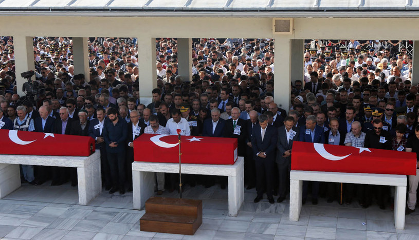 Tłum przed trumnami ofiar nieudanego puczu w Turcji /AFP