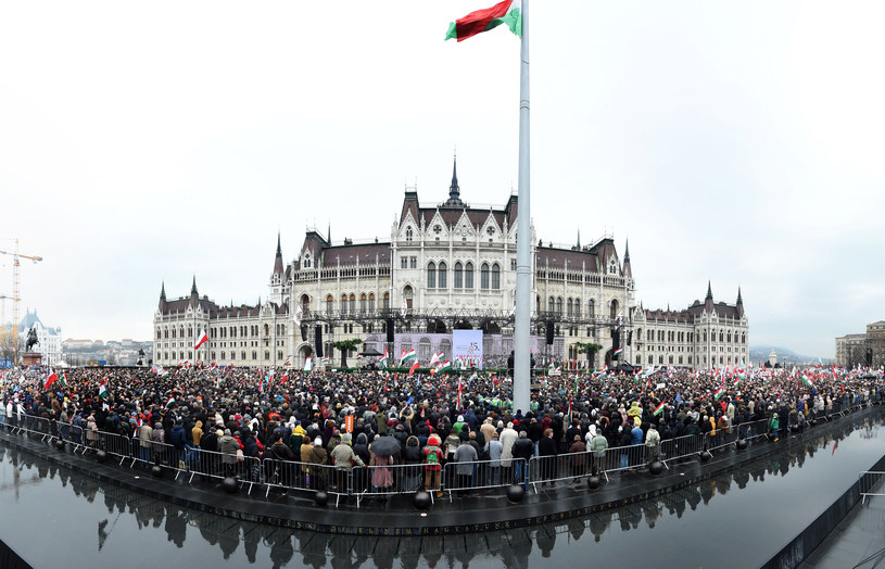 Tłum przed węgierskim parlamentem; zdj. ilustracyjne /AFP