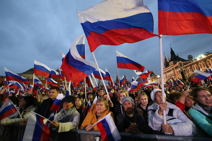 Tłum Rosjan w trakcie przemówienia Władimira Putina na Placu Czerwonym w Moskwie /Contributor /Getty Images