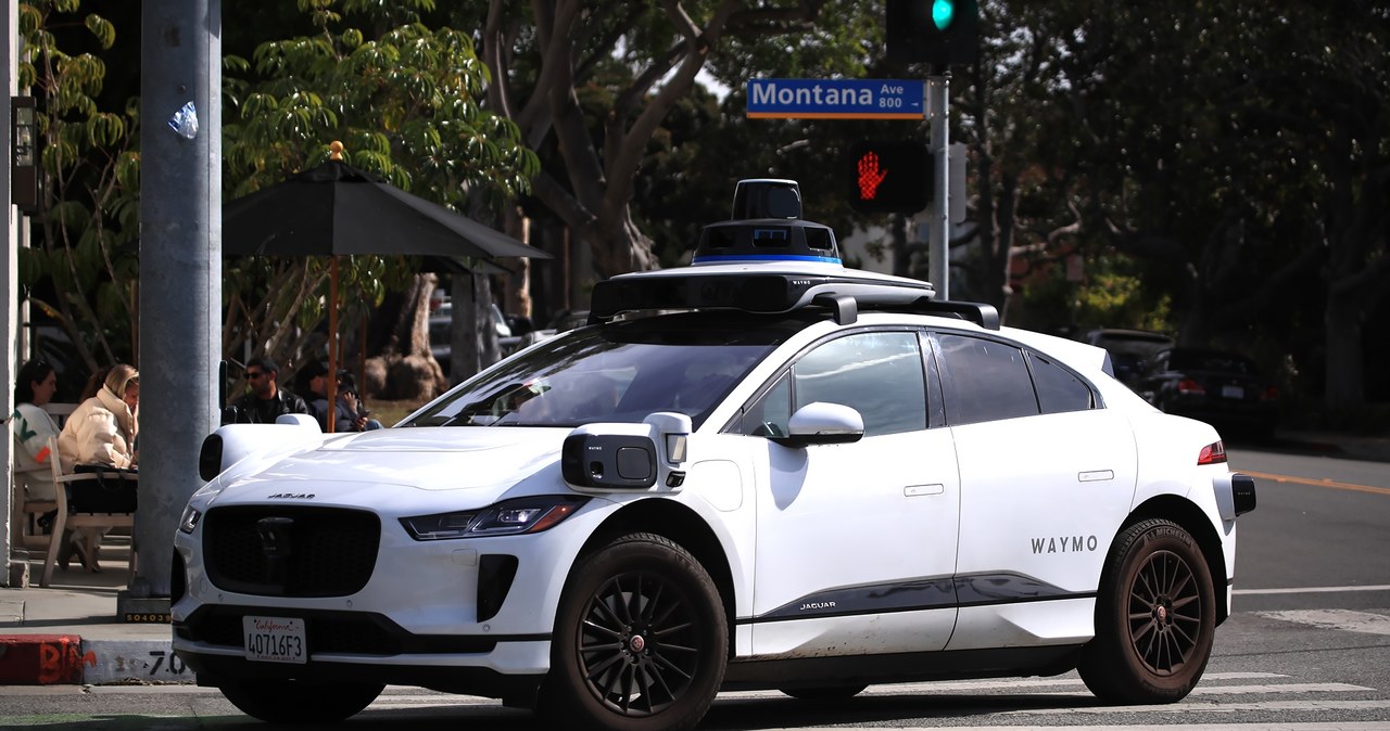 Tłum spalił autonomiczną taksówkę Waymo. Mieszkańcy mają dosyć? /Getty Images