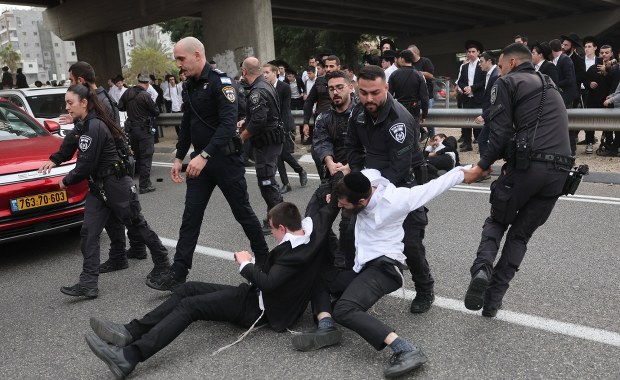 ​Tłum ultraortodoksyjnych Żydów ścigał izraelskie żołnierki