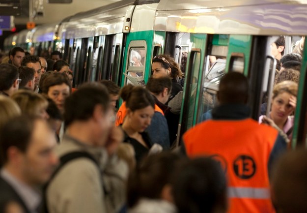 Tłum w paryskim metrze /PAP/EPA/IAN LANGSDON /PAP/EPA