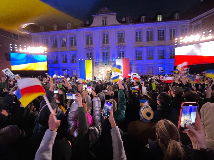 Tłum wiwatujący na dziedzińcu Zamku Królewskiego /INTERIA.PL