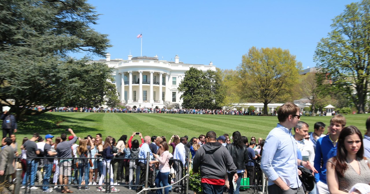 Tłum zwiedzających w ogrodach Białego Domu