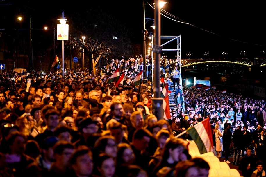Tłum zwolenników Magyara w Budapeszcie /PAP/EPA/ROBERT HEGEDUS /PAP/EPA