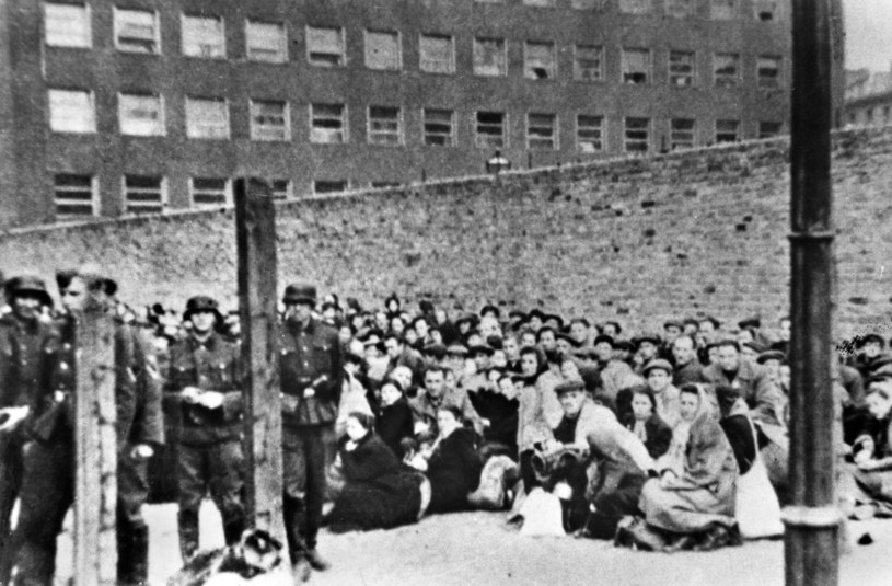 Tłum Żydów czekających na transport do Treblinki, 1942 r. /ZIH /Agencja FORUM