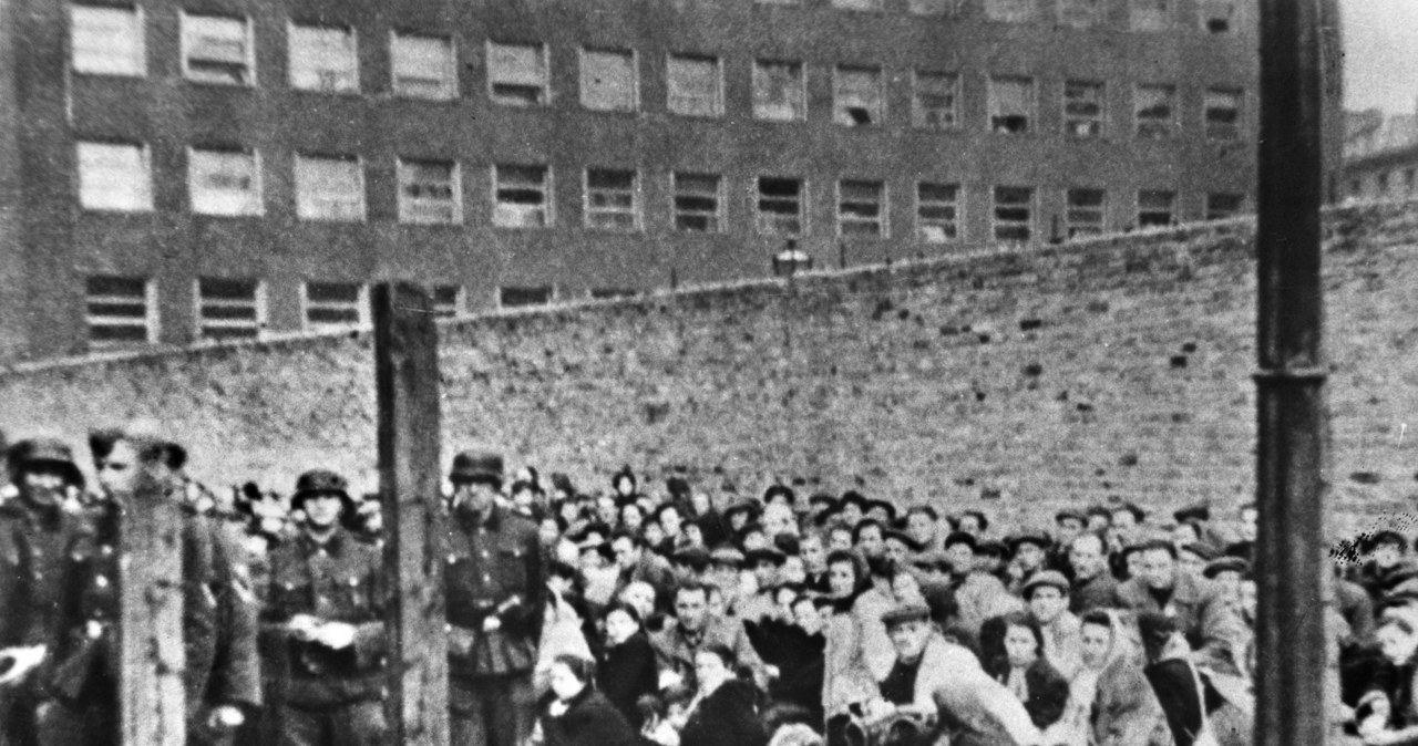 Tłum Żydów czekających na transport do Treblinki, 1942 r. /ZIH /Agencja FORUM