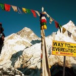 Tłumy będą szarżować Mount Everest, ale jest jeden problem. Brak drabinek