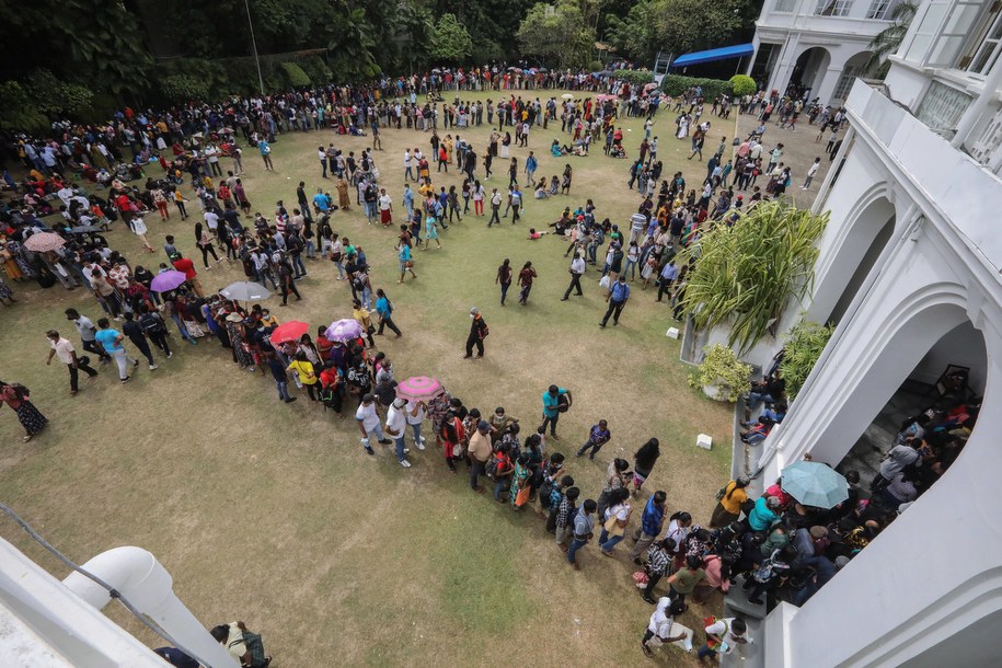Tłumy demonstrantów przed pałacem prezydenckim /CHAMILA KARUNARATHNE /PAP/EPA