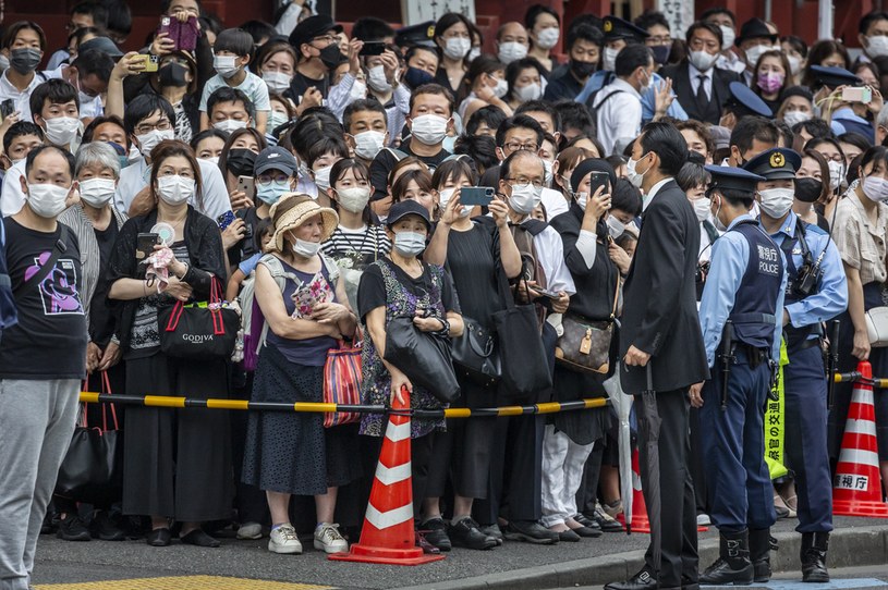 Tłumy Japończyków uczestniczyło w pożegnaniu byłego premiera zastrzelonego w piątek /Yuichi Yamazaki/Getty Images /Getty Images