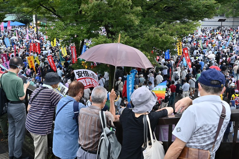 Tłumy Japończyków w proteście przeciwko państwowej uroczystości pogrzebowej dla Shinzo Abe, 19 września 2022 roku /Richard A. Brooks / AFP /AFP