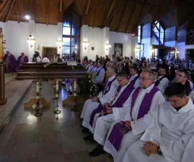 Tłumy krakowian na rozpoczęciu uroczystości pogrzebowych kard. Macharskiego