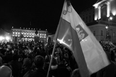 Tłumy ludzi czuwają pod Pałacem Prezydenckim