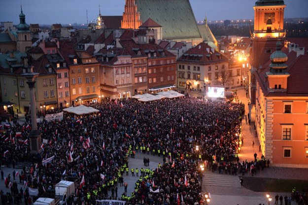 Tłumy ludzi na pl. Zamkowym uczestniczą we mszy w intencji ofiar katastrofy smoleńskiej /Jacek Turczyk /PAP