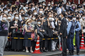 Tłumy ludzi na ulicach Tokio. Pogrzeb byłego premiera Japonii