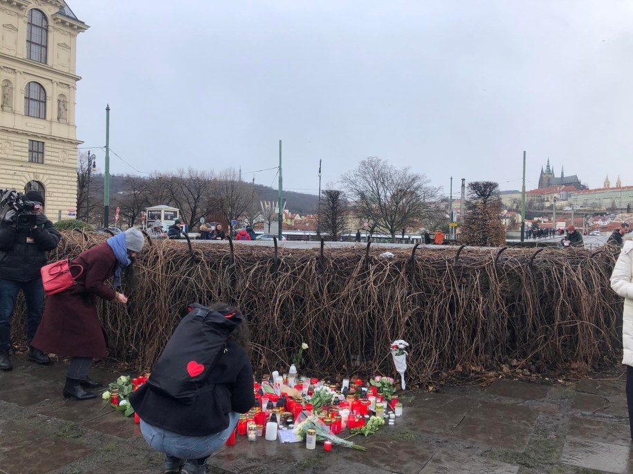 Tłumy ludzi pod Wydziałem Filozofii Uniwersytetu Karola w Pradze. /Michał Dobrołowicz /RMF FM