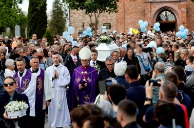 Tłumy mieszkańców pożegnały 8-letniego Kamilka. "Ten pogrzeb był biały"