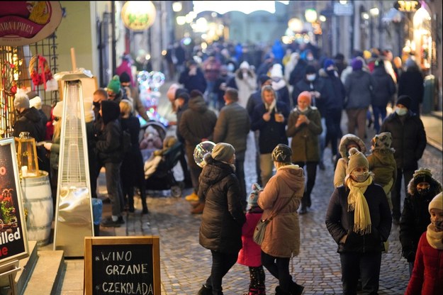 Tłumy mieszkańców Warszawy na spacerze na Starym Mieście. Zdjęcie z 3 stycznia / 	Leszek Szymański    /PAP