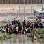 Tłumy migrantów docierają nad granicę Meksyku z USA