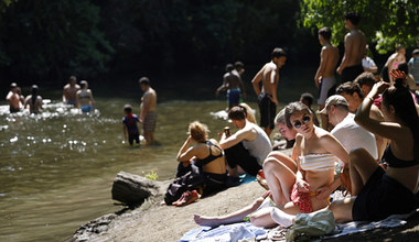 Tłumy na brytyjskich plażach. Epidemiolodzy zaniepokojeni